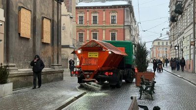 У Львові через дощ і коливання температур на дорогах утворилася сильна ожеледь