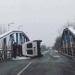 На трасі у Червонограді перекинувся бус (ФОТО)