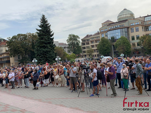 Ні "червоній" зоні: у Франківську сотні людей вийшли на протест через карантинні обмеження (фото)