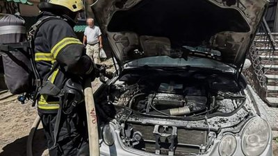 На Львівщині припаркований автомобіль загорівся