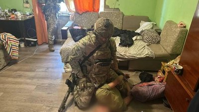 В Ужгороді озброєний чоловік забарикадувався у будинку з дружиною та дитиною