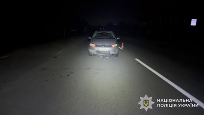 На Львівщині водій Volkswagen збив чоловіка, який лежав на дорозі