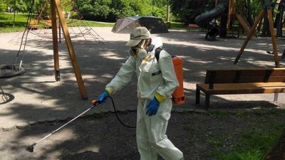 Львів’ян закликають утриматися від відвідування та вигулу тварин у парках через обробку від кліщів