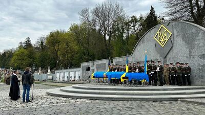 Львів провів в останню путь трьох загиблих захисників, які віддали життя за Україну (ФОТО)