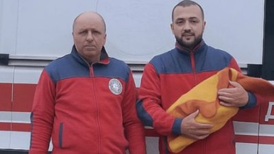 На Закарпатті медики врятували немовля, яке не дихало, народившись у кареті швидкої