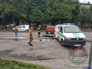 У Львові сталася аварія з участю мотоцикліста, він — у реанімації (фото, відео)