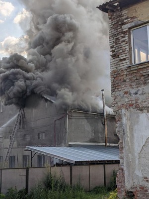 В Рясному біля "Електрону" горить будівля (фото, відео)