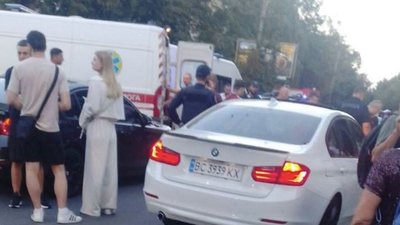 У Львові водій BMW збив дитину та чоловіка