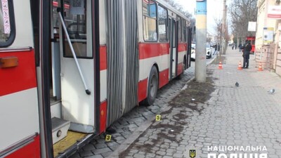 У Чернівцях загинула жінка внаслідок падіння з тролейбуса