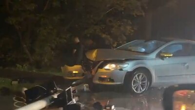 Вночі під Львовом автомобіль зніс стовп (ВІДЕО)