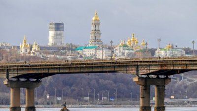 На мосту Патона у Києві прорвало тепломережу: частина жителів залишилася без опалення