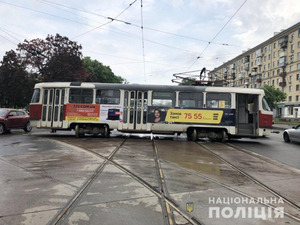 Небезпечний український транспорт: трамвай протаранив легковик, постраждала 4-річна дівчинка (фото)