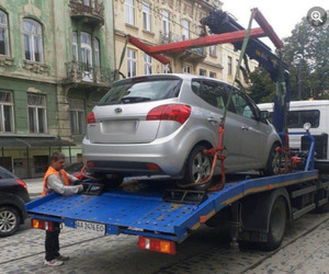 Водіям: у Львові паркувальники щодня забирають з вул. С.Бандери припарковані автомобілі  (ФОТО)