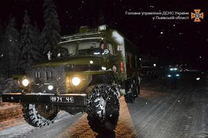 Рятувальники Львівщини відбуксирували автомобілі, які через негоду, опинилися у кюветі