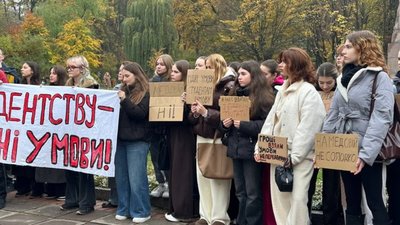 У Львові студенти ЛНУ протестували проти навчання в корпусі на Медової Печери