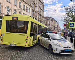 У Львові автобус зіткнувся з поліцейським авто (фото)