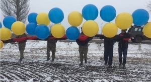 Волонтери до Дня Добровольця запустили 12-метровий червоно-чорниий прапор на окуповані території (фото)