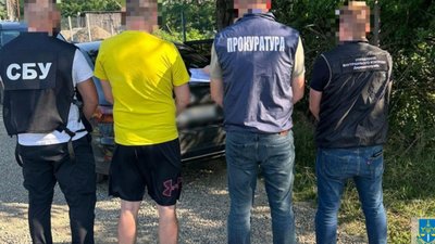 Інспектора Львівської митниці підозрюють у схемі з підробкою документів і несплатою мит