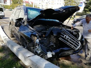 На Науковій водійка "Land Cruiser" на єврономерх знесла опору (фото, відео)