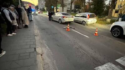 У Львові люди підняли авто, щоб витягти дитину, на яку наїхала водійка