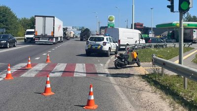 На Львівщині скутер зіткнувся з вантажівкою DAF