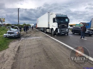 На об’їзній Львова трапилася аварія за участю фури й легковика, є постраждалі (фото, відео)