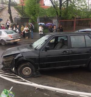 У Львові водій збив жінку-пішохода та протаранив огорожу (ФОТО, ВІДЕО)