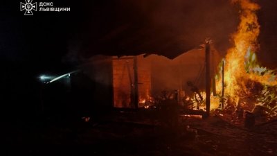 На Львівщині горіла господарська будівля