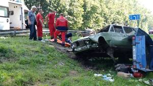 Поблизу Львова автомобіль потрощив відбійник і злетів у кювет (фото, відео)