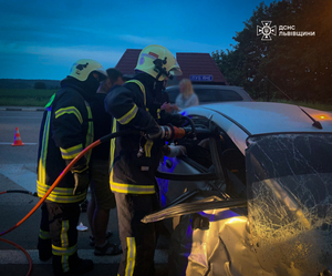 Одного з водіїв деблоковували з понівеченого авто: на Львівщині трапилася ДТП з потерпілими (ФОТО)