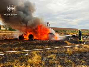 На Львівщині посеред поля загорівся трактор (ФОТО)