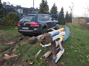 У Львові водій "Volkswagen Touareg" в’їхав на дитячий майданчик, зніс гірку і завис на гойдалці (відео, фото)