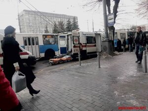 У центрі Вінниці у тролейбуса під час руху розірвало колесо: п’ятеро постраждалих  (ФОТО)