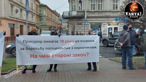 У Львові відбувається пікет через судовий процес над поліцейськими, яких судять за смерть хлопця (фото, відео)