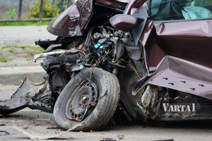 Протаранив паркан та дерево: фото з місця ДТП у Львові (ФОТО)