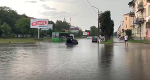 Як у Червонограді рятували автівки після зливи (відео)