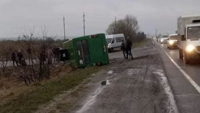 На Львівщині перекинулася маршрутка