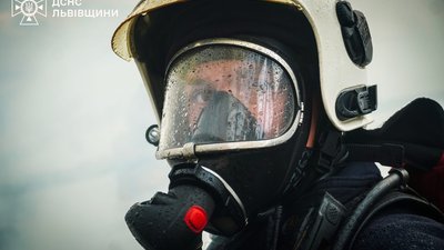 На Львівщині горів гараж та автомобіль