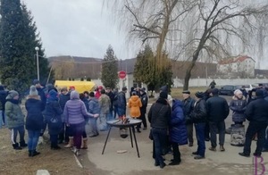 Понад сотня людей досі блокує госпіталь у Винниках (фото)