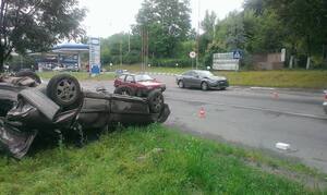 У Львові на вулиці Личаківській перекинувся автомобіль (фото)