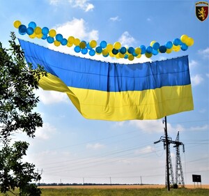 Військові на Сході запустили до окупантів велетенський прапор України