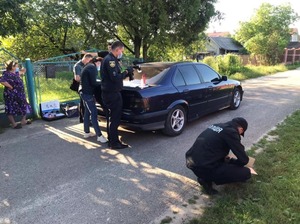 Біля Львова виявили водія таксі з ножовими пораненнями грудей і живота, поліція шукає нападника (ФОТО)