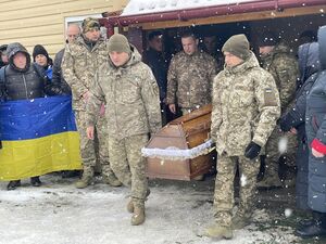 Героя зі Львівщини поховали біля брата, який також віддав життя за Україну