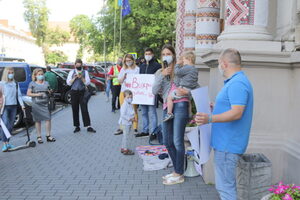 У Львові під стінами ОДА батьки вимагають відкриття садочків (фото)