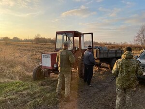 На Волині у тракторі виявлено контрабанду сигарет та човен