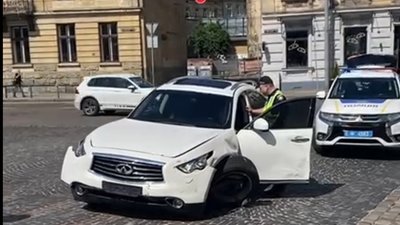 В автомобіля вирване колесо: у Львові водійка скоїла ДТП та втекла з місця події (ВІДЕО)