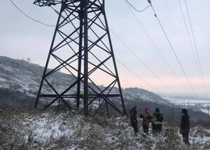 Закарпатські патрульні врятували чоловіка, який хотів стрибнути з елетроопори