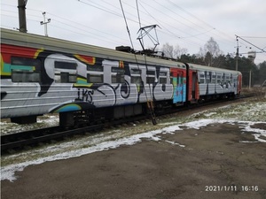 Невідомі розмалювали вагони електричок Львівської залізниці (фото)