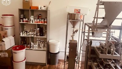 В Україні викрили групу шахраїв, які продавали фальшиві БАДи і спортивне харчування