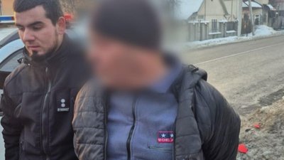 На Закарпатті чоловік зірвав портрети загиблих захисників України